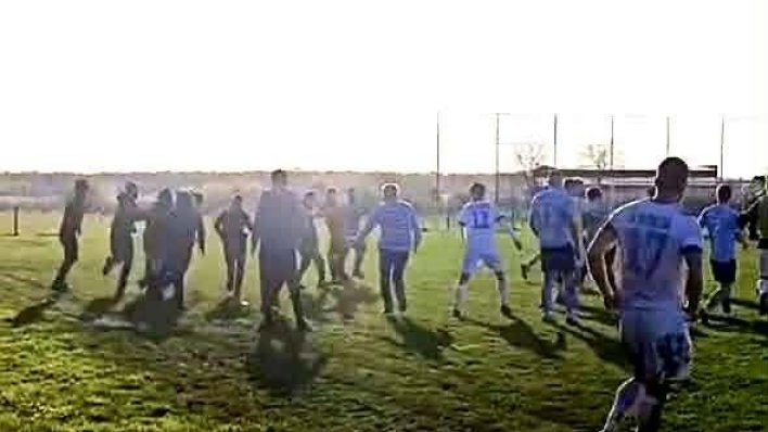 Kaos na utakmici u Srbiji: Huligani upali na teren, krenuli udarati igrače i trenere