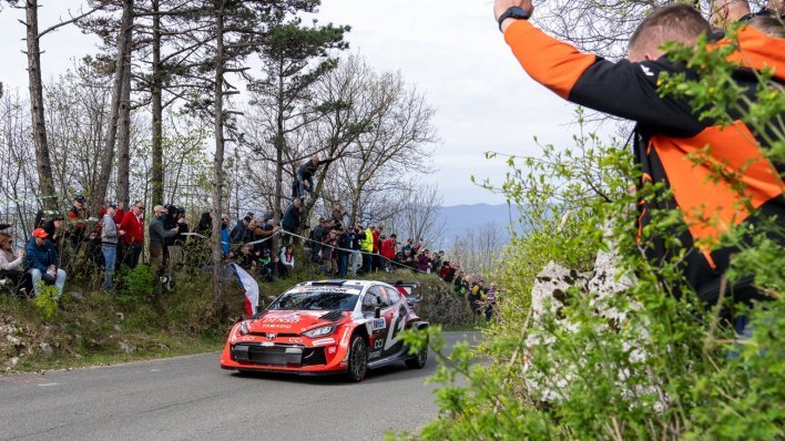Kakva uzbuđenja na WRC-u! Najveći favorit izletio s ceste, gledatelji mu išli pomoći