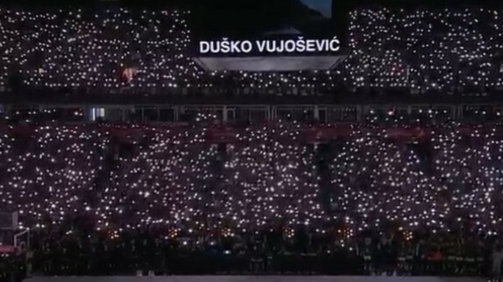 Pogledajte kako su se navijači Partizana oprostili od legendarnog Duška Vujoševića