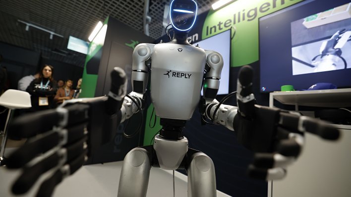 VIDEO Viralni hit iz Varšave: Robot influencer tjera divlje svinje u šumu