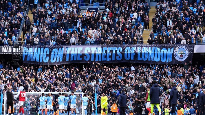 City pobijedio Arsenal, a onda su navijači razvili transparent koji je zapalio Englesku
