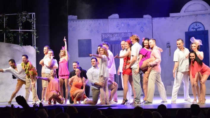 Spektakl u Puli: Mjuzikli Radio Dubrava, Mamma Mia! i SIX u Malom rimskom kazalištu