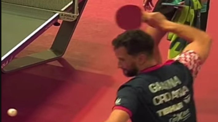 Pogledajte kako je Hrvat poludio nakon poraza: Nabio lopticu i psovao suca