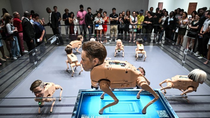 Neobična umjetnička instalacija u Berlinu: Robotski psi s licima Muska i Bezosa 'izbacuju' AI umjetnost