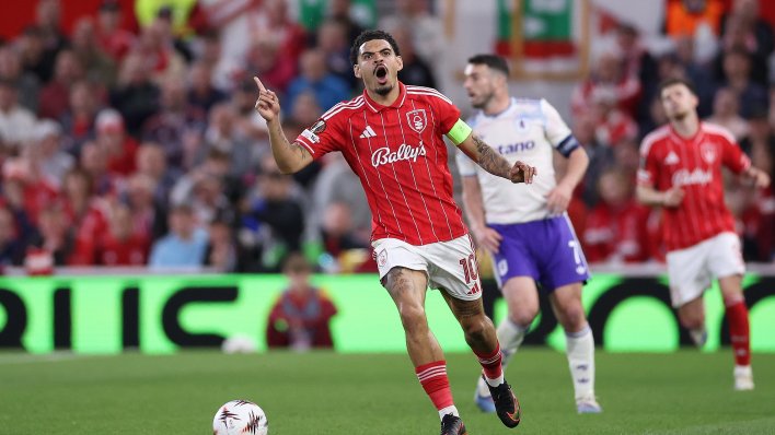 Nottingham Forest iz penala svladao Aston Villu, Palace jednom nogom u finalu.