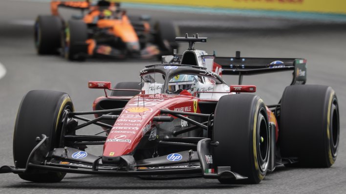 Velika kazna za Leclerca i Ferrari: Sjajni vozač znatno pao u poretku