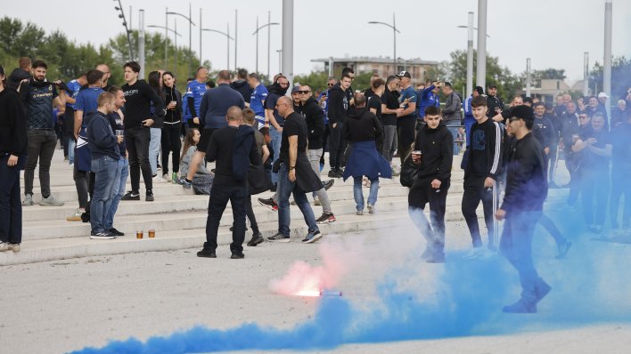 Navijači Dinama i Rijeke pristižu na Opus Arenu! Pogledajte užarenu atmosferu iz Osijeka