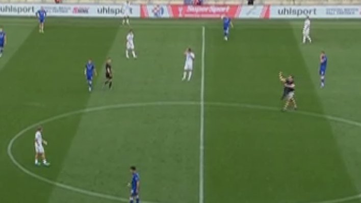 Pogledajte nevjerojatne scene s Opus Arene: Navijač Dinama uletio na travnjak, došlo do sukoba