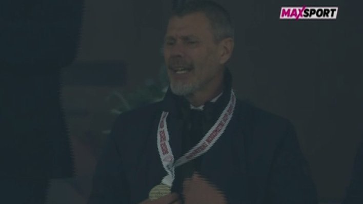 Pogledajte Zvonu Bobana kako u transu pjeva klasik Novih fosila