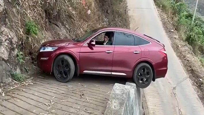 Nevjerojatna snimka iz Kine: Ovako se Honda okrenula na rubu provalije