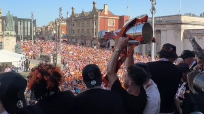 Hull u transu: Pogledajte lude scene s dočeka nakon što ih je Jakirović uveo u Premier ligu