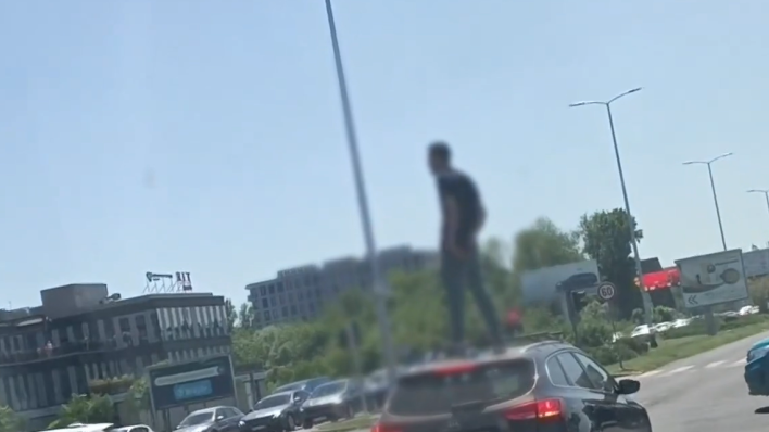 Poznato tko je muškarac koji je jučer usred Novog Zagreba skakao po automobilima