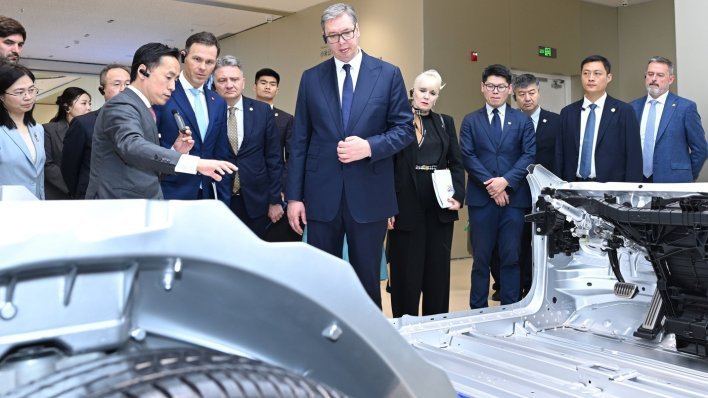 VIDEO Show u Kini: Roboti pred Vučićem zaigrali srpsko kolo