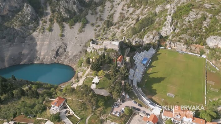 Iznad stadiona kuća Mate Parlova, pokraj stadiona Modro jezero. Ali priča o NK-u Imotski nije samo to...
