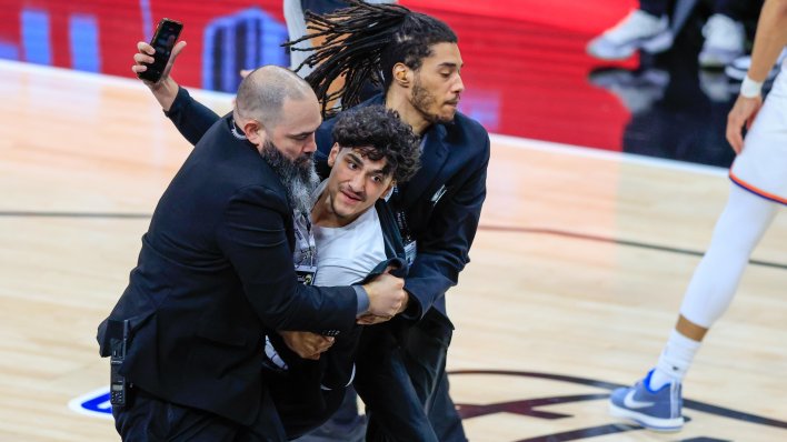 Skandal u finalu NBA lige: Navijač utrčao u teren i krenuo prema zvijezdi Spursa...