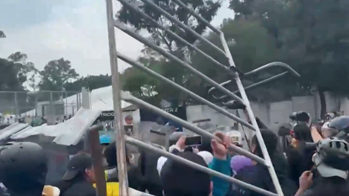 Sukob policije i prosvjednika ispred stadiona Azteca: Probili su ogradu dok je svirala himna