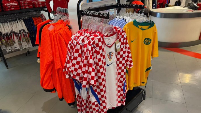 Usred Toronta prodaje se hrvatski dres: Jeftiniji je nego u Hrvatskoj