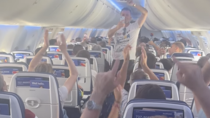 Ludnica u avionu: Navijačima BiH s razglasa pustili pjesmu, pogledajte što je uslijedilo