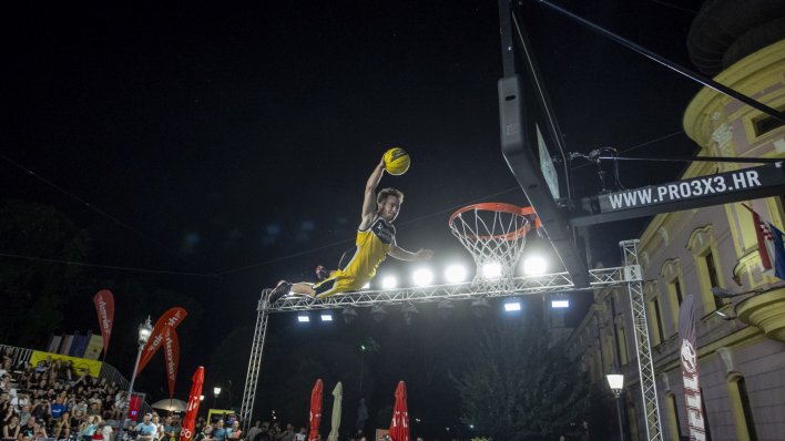 Aluplastik osvojio Vinkovce, Mario Kasun i Dunking Devilsi priredili spektakl na prepunom Korzu