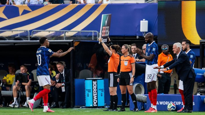 Evo što je francuski izbornik napravio dok je Mbappe izlazio iz igre