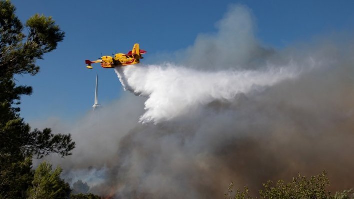 Veliki požar kod Primoštena: Gori borova šuma, na terenu 41 vatrogasac i tri protupožarna aviona