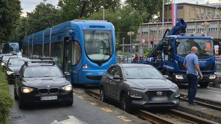 Dvaput je dvaput: U svega nekoliko sati automobil ponovno uletio u raskopane tračnice u Zagrebu