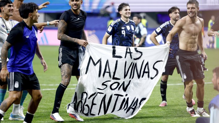 Argentinci objasnili kako je sporni transparent završio u rukama igrača u slavlju protiv Engleza