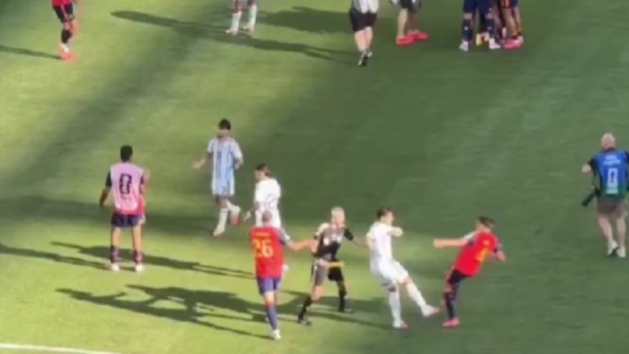 Nogometni svijet u šoku: Zvijezda Argentine nakon kraja finala divljala i udarala Španjolce
