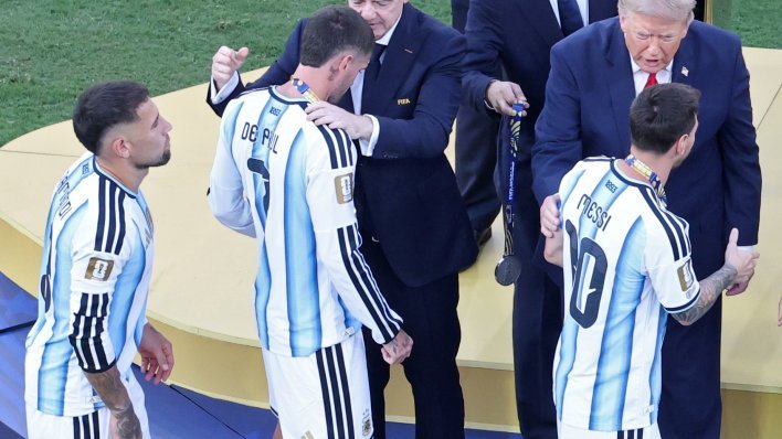 Trump napravio nevjerojatan gaf na dodjeli medalja. Argentinac se morao vratiti