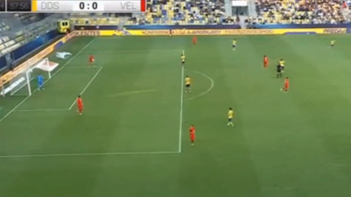 Pogledajte bizaran penal kojim je bh. velikan izgubio u Europi: Igrač uzeo loptu u ruke...