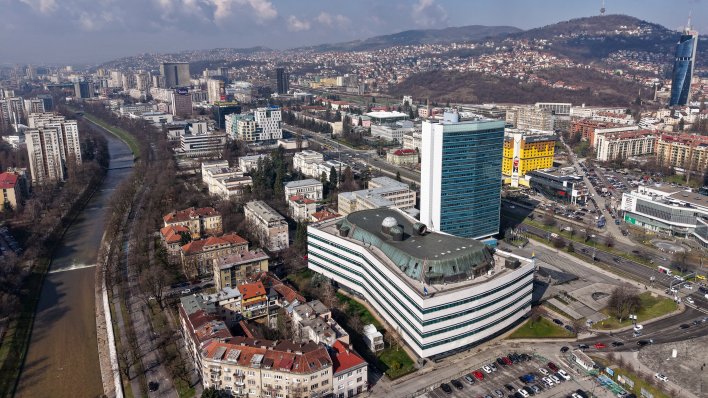 Veće plaće u susjedstvu: Za državne službenike ide i retroaktivna razlika