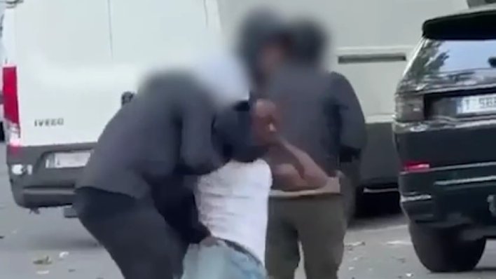 Brutalna pljačka poznatog nogometaša usred bijela dana; petorica ga izvukla iz automobila