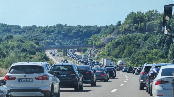 Ogromna kolona na A1 prema moru, HAK upozorava vozače