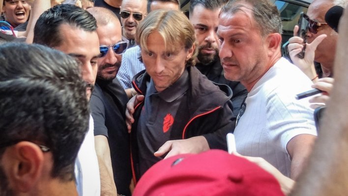 Luka Modrić stigao pred Hrvate u Australiji i izazvao totalnu ludnicu: 'Zovi, samo zovi'