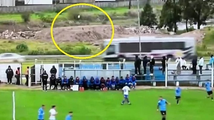 Nevjerojatna scena na utakmici: Ispucao loptu s terena i izazvao prometnu nesreću