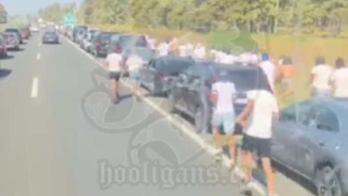 Procurio novi video kaosa na autocesti: Maskirani navijači trče po zaustavnoj traci