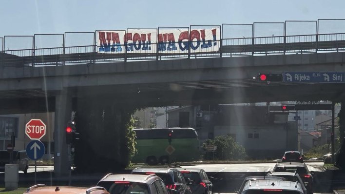 Hajduk krenuo prema Poljskoj, a na izlazu iz Splita dočekala ga poruka koja govori sve
