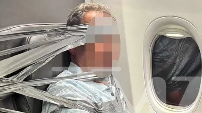 VIDEO Kaos na letu: Muškarac divljao u avionu, putnici ga zalijepili za sjedalo