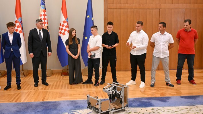Milanović primio hrvatske robotičare uoči natjecanja u Južnoj Koreji