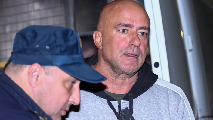 Posrnula TV zvijezda rasplakala se u sudnici i pokušala poljubiti policajca: 'Jedva čekam vidjeti ga'