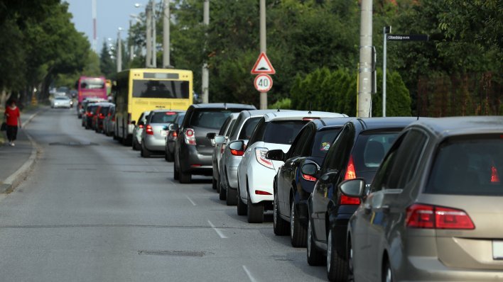 Automobili stoje u koloni, a vi motociklom prolazite između njih: Smijete li to zapravo raditi u Hrvatskoj?