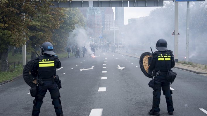 VIDEO Zabranjeni prosvjed u Haagu pretvorio se u kaos: Hitlerovi pozdravi i žestoki napadi na policiju