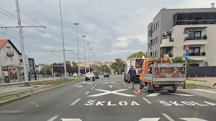 Natpis na cesti nasmijao vozače: 'Kaj piše to na podu?'
