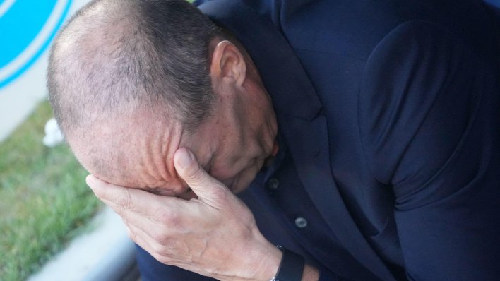 Slavni trener poludio nakon novog kiksa: 'Udarao je u zid, psovao i urlao na igrače'