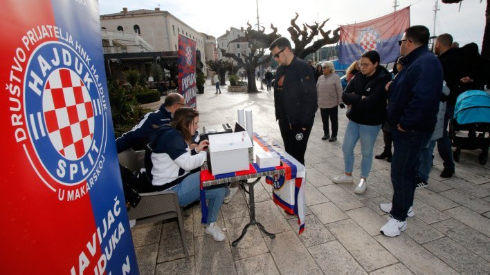 Bacio Srbina u more u Makarskoj, hajdukovci mu skupili za kaznu