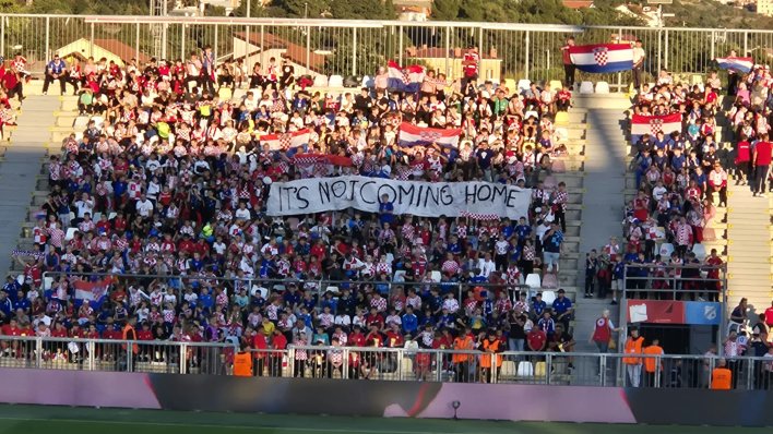 Maleni hrvatski navijači pružili su žestok 'otpor' odraslim Englezima. A podigli su i jedan moćan transparent