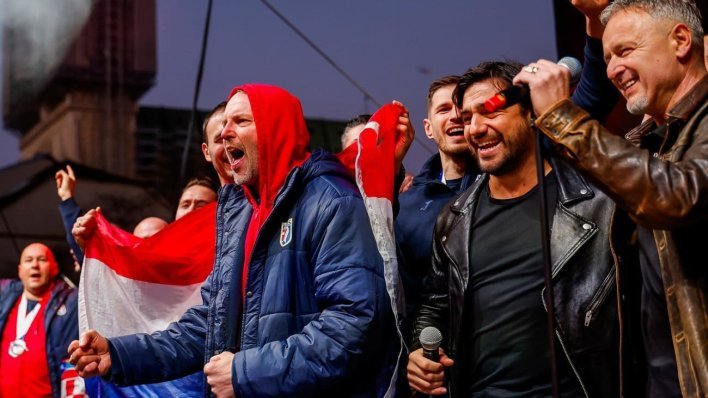 Dagur opet oduševio Zadrane: Zasvirao u konobi pa zapjevao i Thompsonovu pjesmu