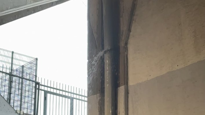 Poljud se raspada. Pogledajte kako prokišnjava krov i voda u potocima teče ispod zapada