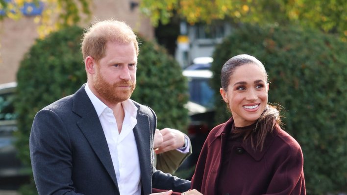 Nisu skrivali nježnosti i osmijehe: Harry i Meghan ruku pod ruku stigli u posjet kreativnom studiju u Nottinghamu