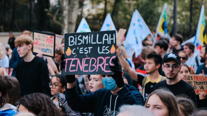 Poruka sa Snapchata postala neslužbeni slogan prosvjeda u Francuskoj: Što znači 'Bismillah, c'est les ténèbres'